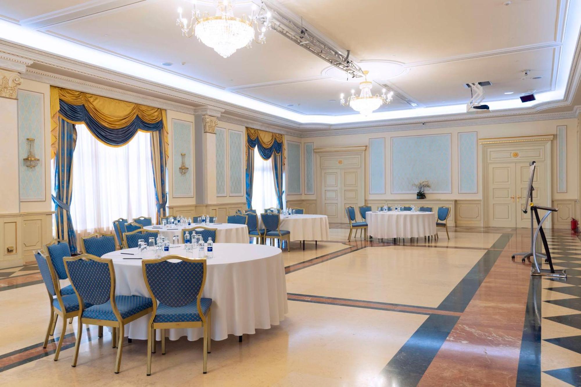 Radisson Hotel Astana Buitenkant foto